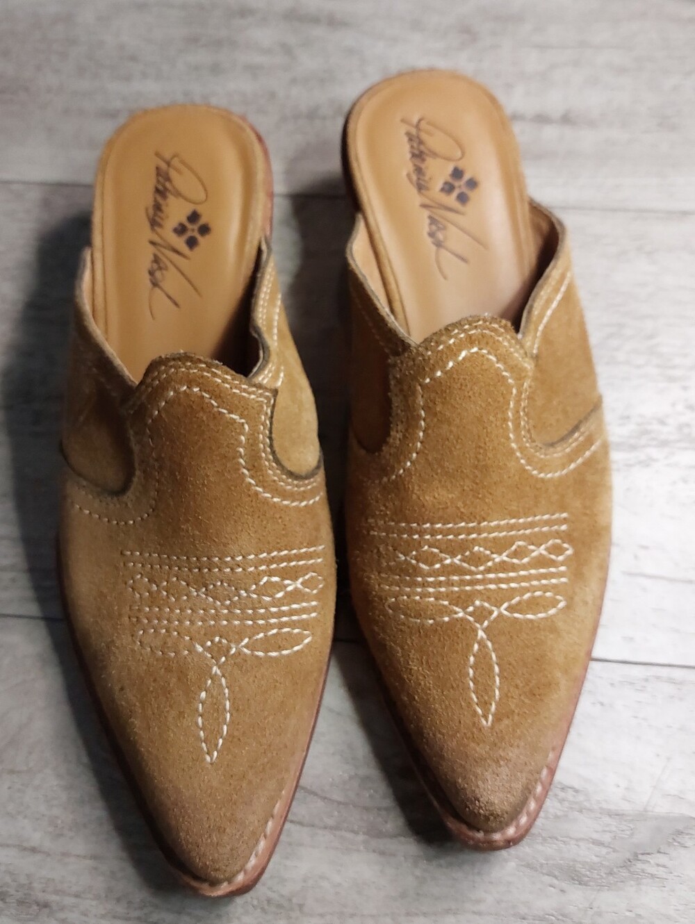 Patrica Bash Tan Suede Cowboy Pointed-Toe Mule Clogs Embroidered. Sz 6.5
